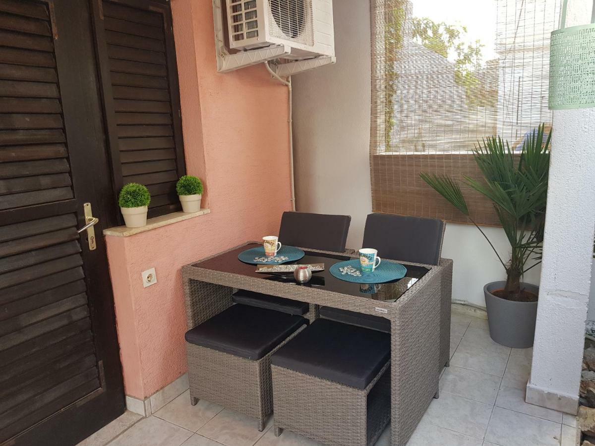 Apartmani Sarm Vir Exterior foto